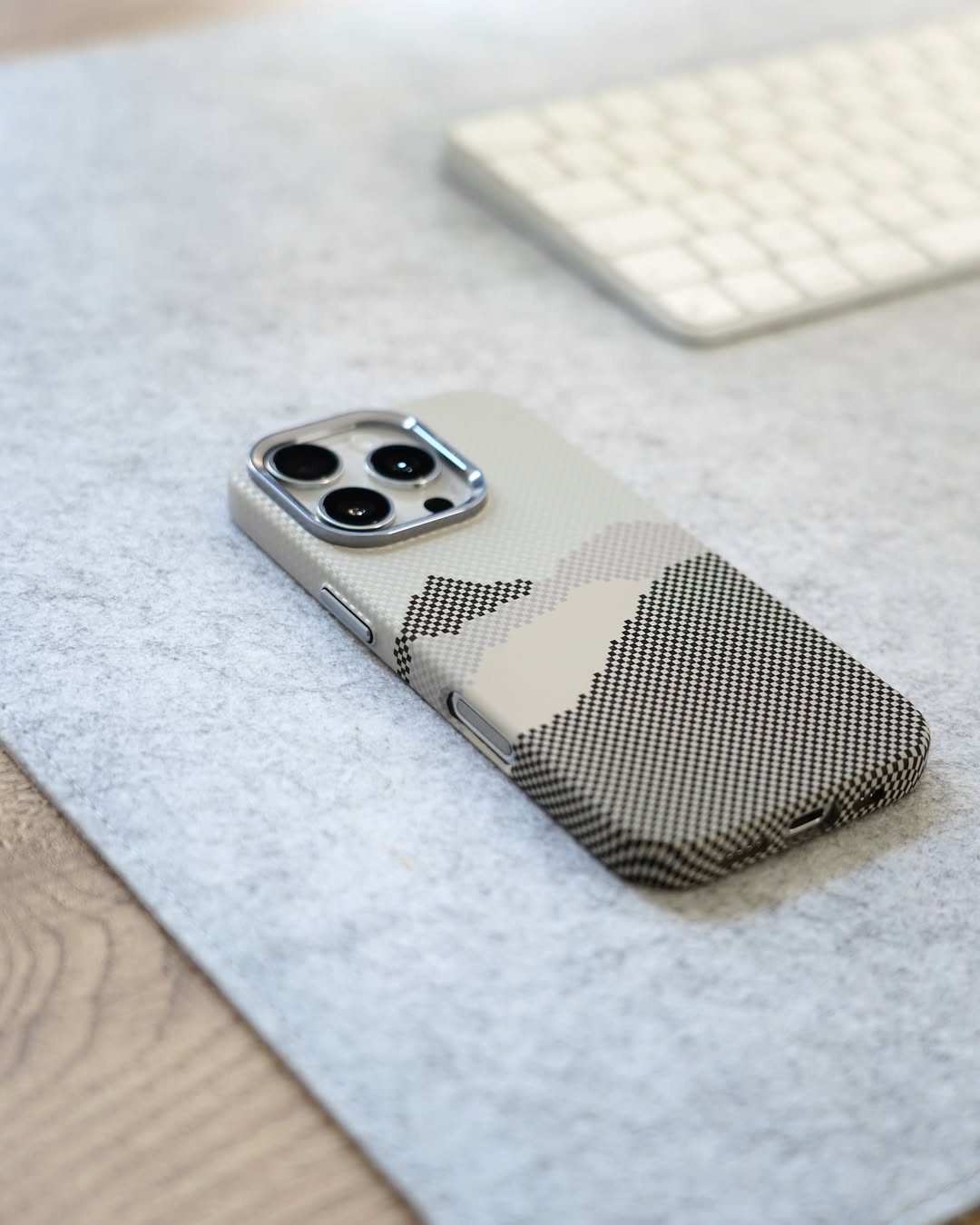 ZEERA MagPixel Pro: 印象的なピクセルマウンテンデザインのプレミアムマグセーフケース