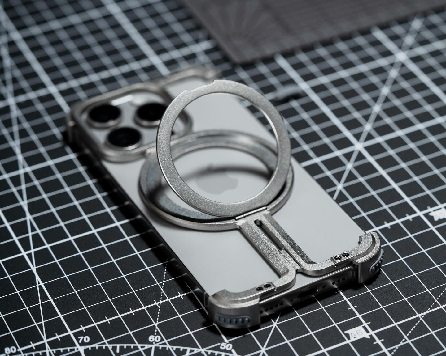 ZEERA アルミ合金 MagSafe キックスタンド冷却ケース：未来的なメカニカル美学を特徴とする