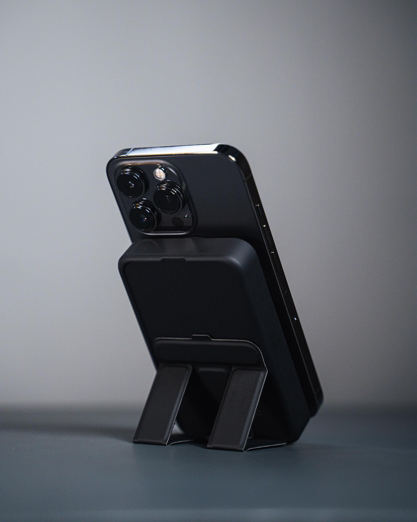 ZEERA MagVolt Gen4：Apple Watch、iPhone、AirPods対応 世界初の10,000mAh 折りたたみ式 MagSafe バッテリーパック